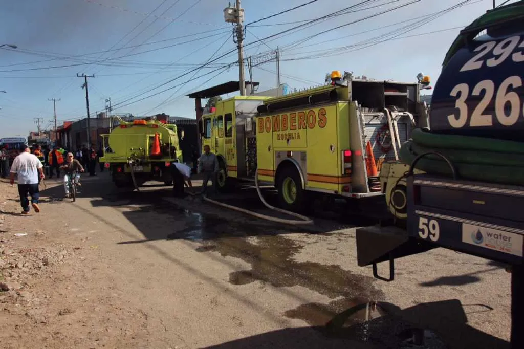 Un fuerte incendio consumió una bodega en Morelia donde se almacenaba huachicol; varios vehículos resultaron calcinados y algunos bomberos sufrieron intoxicación 1