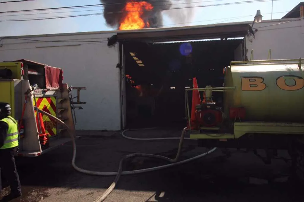 Un fuerte incendio consumió una bodega en Morelia donde se almacenaba huachicol; varios vehículos resultaron calcinados y algunos bomberos sufrieron intoxicación 2
