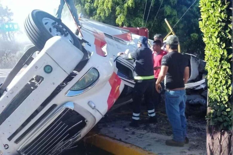 Un camión sin frenos se volcó en la caseta de San Ángel Zurumucapio, dejando personas atrapadas y cerrando la circulación en Ziracuaretiro