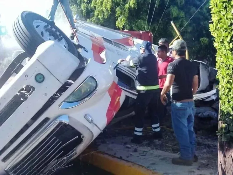 Un camión sin frenos se volcó en la caseta de San Ángel Zurumucapio, dejando personas atrapadas y cerrando la circulación en Ziracuaretiro