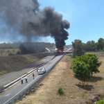Vuelca pipa y se incendia en autopista Morelia-Uruapan