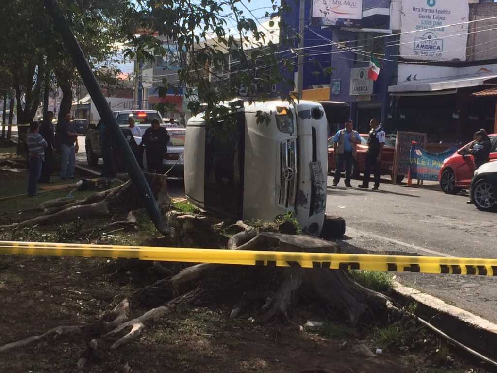 Vuelca camioneta tras choque con Taxi Tsuru en Morelia
