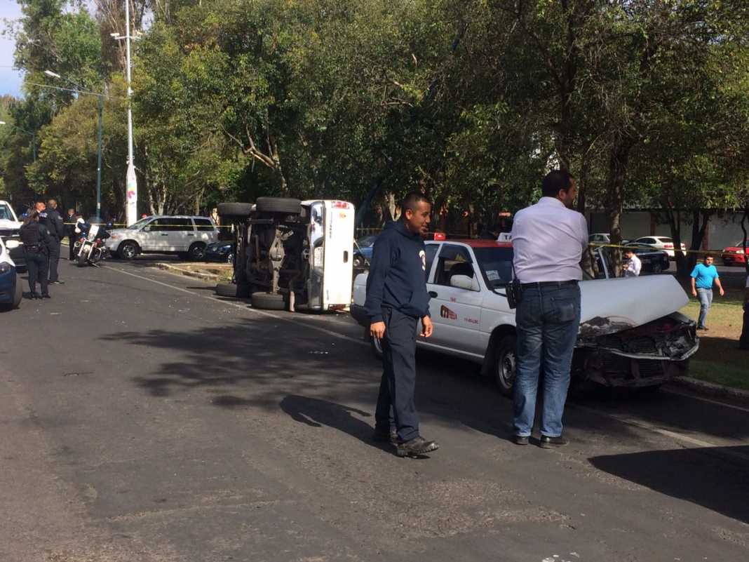 Vuelca camioneta tras choque en Morelia