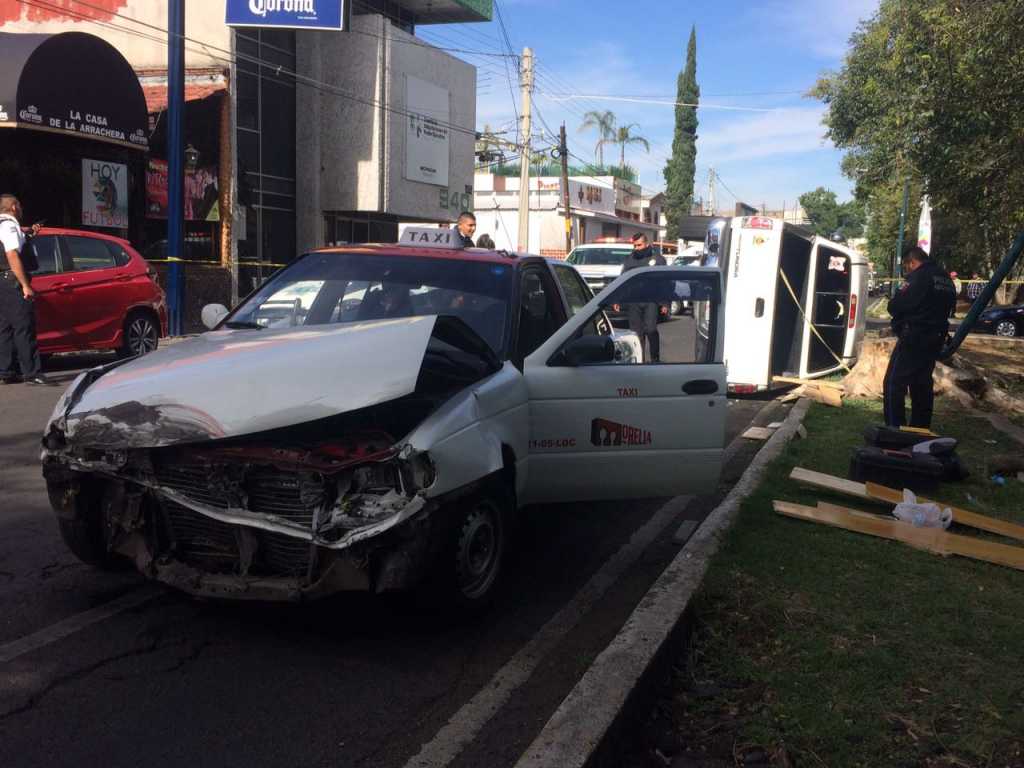 Vuelca camioneta tras choque con Táxi en Morelia