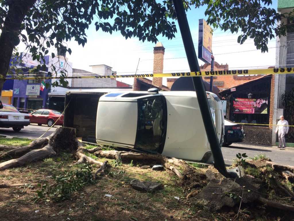 Vuelca camioneta tras choque en Morelia