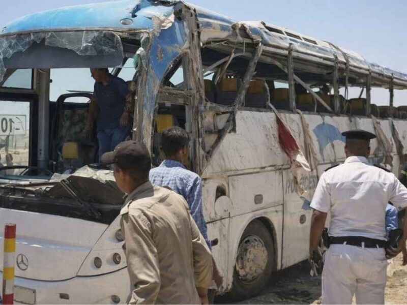 Un ataque armado contra una caravana de cristianos coptos en la provincia de Minya, Egipto, dejó al menos 26 muertos. Feligreses viajaban al monasterio de San Samuel cuando hombres armados abrieron fuego