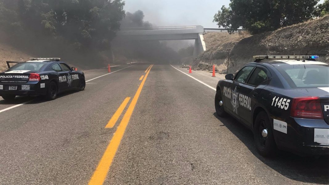 Bloquean carretera Los Reyes-Peribán