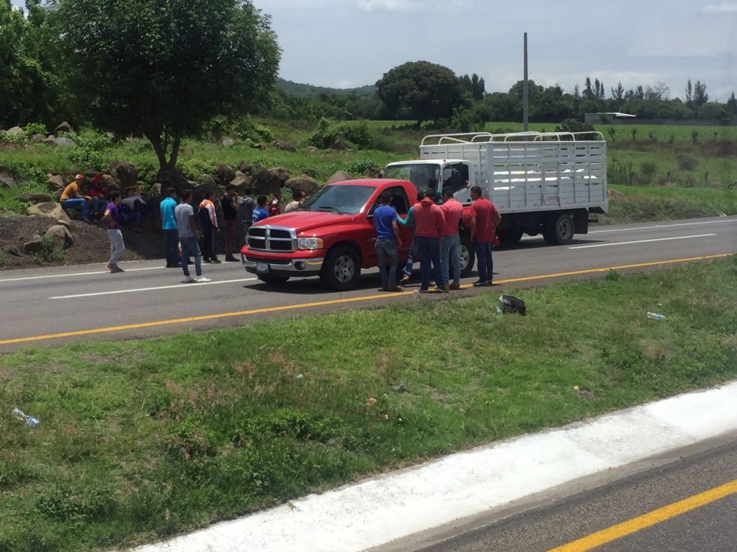 Normalistas roban mercancía electrónica y de ferretería