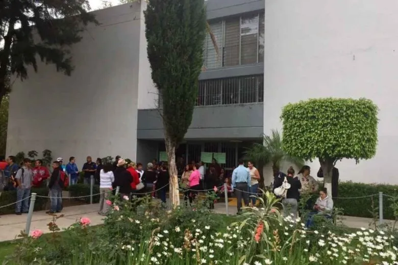 Miembros del SUEUM, incluidos cocineros de casas de estudiantes, tomaron la rectoría de la UMSNH para exigir el pago de adeudos y la entrega de equipo laboral pendiente desde 2016