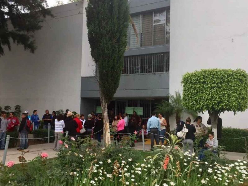 Miembros del SUEUM, incluidos cocineros de casas de estudiantes, tomaron la rectoría de la UMSNH para exigir el pago de adeudos y la entrega de equipo laboral pendiente desde 2016