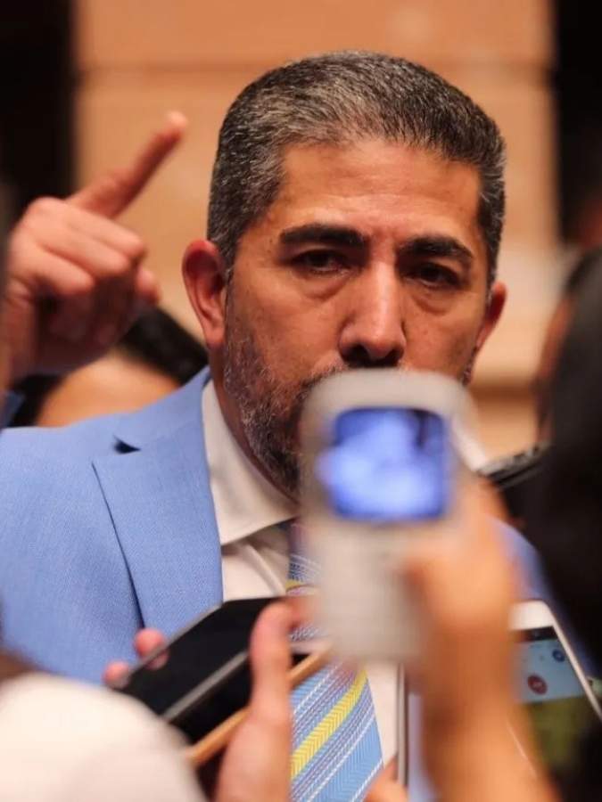 Juan Carlos Campos Ponce, exalcalde de Zitácuaro, aceptó haber incurrido en nepotismo al contratar a su cuñado, aunque lo justificó como una práctica común en los municipios 1
