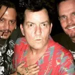 Johnny Depp recluta a Charlie Sheen para gran fiesta