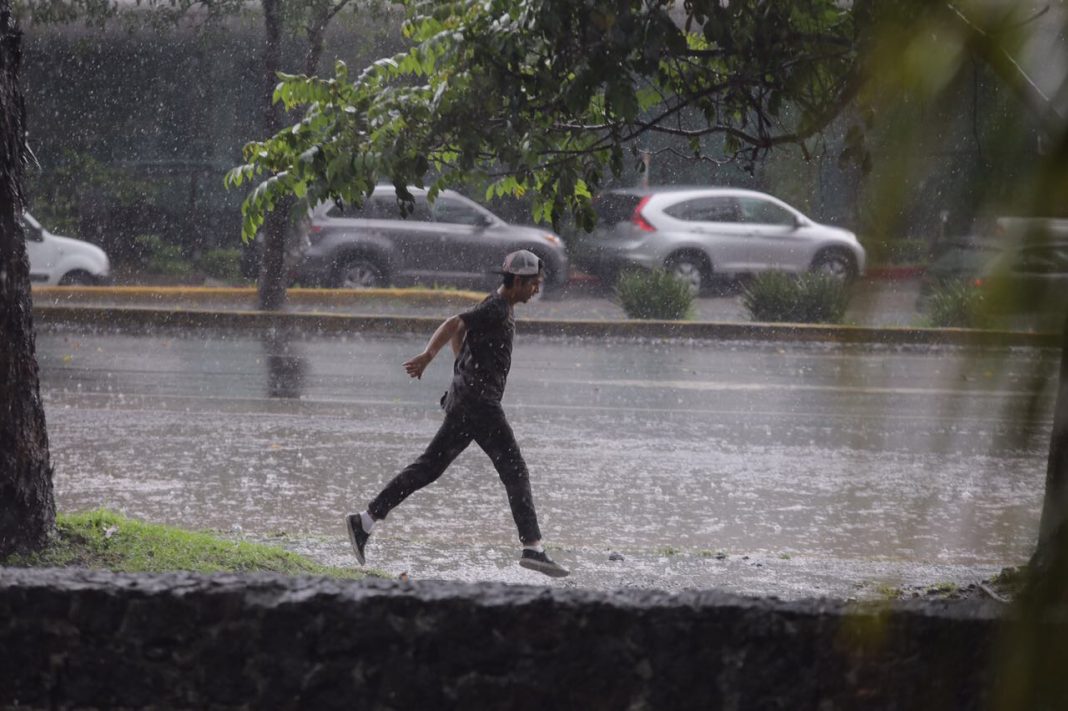 Reportan encharcamientos en diferentes puntos de Morelia