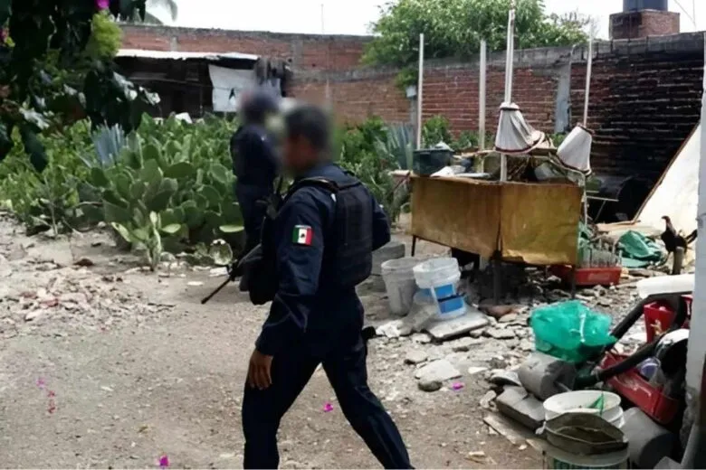 Durante un operativo en José Sixto Verduzco fueron detenidos cinco presuntos delincuentes; autoridades aseguraron droga, armas y una granada en acciones de la Policía Michoacán y Ejército