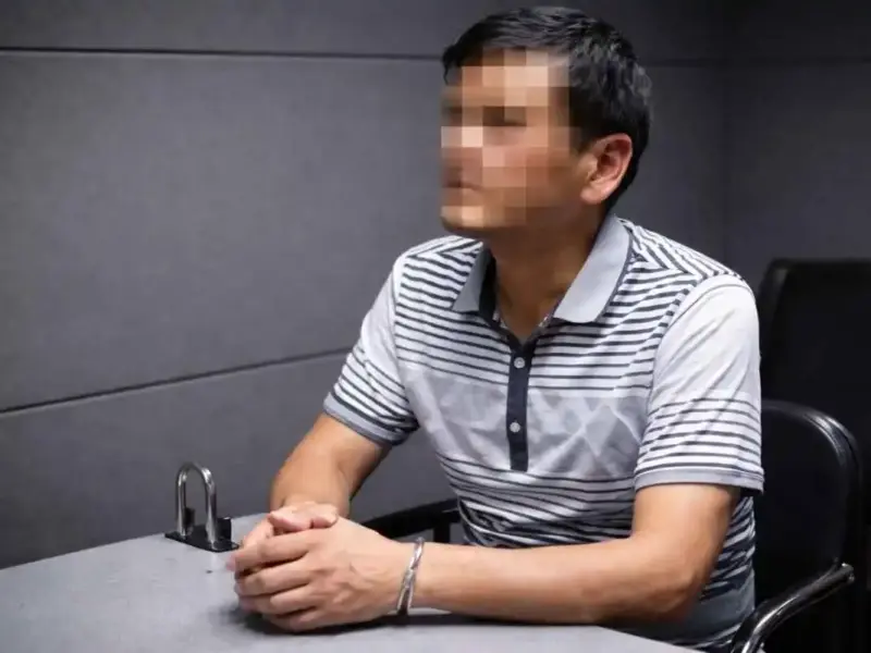 El escritor chino Liu Yongbiao fue detenido por un cuádruple asesinato de 1995. La policía lo vinculó al crimen tras años de investigación y pruebas de ADN