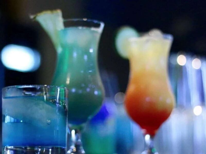 Un tributo a Timbiriche llenó Barezzito Morelia con música, amistad y recuerdos. Éxitos pop y ambiente social cautivaron a quienes celebraron la emblemática agrupación