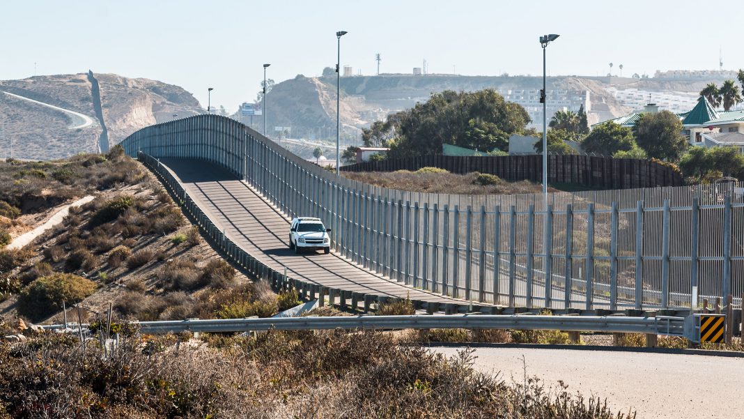 Podría EU cerrar frontera con México por Covid-19