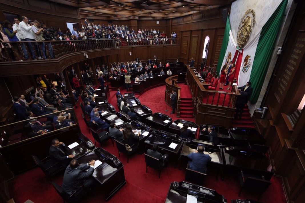 Congreso aprueba licencia a tres diputadas más y toma protesta a sus suplentes