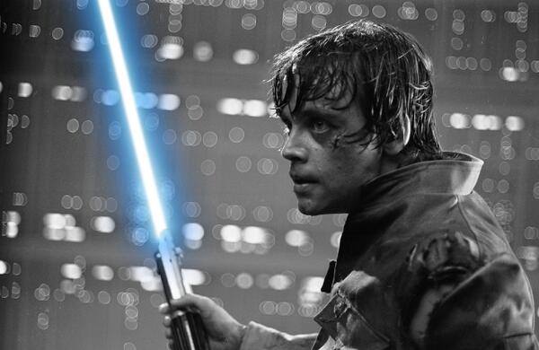 Mark Hamill ríe de muñecos de Luke Skywalker