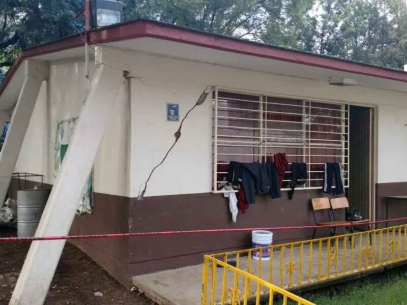 En Morelia, decenas de niños de primaria toman clases a la intemperie porque su escuela quedó dañada tras un sismo; padres denuncian riesgos, el frío y la falta de respuesta oficial
