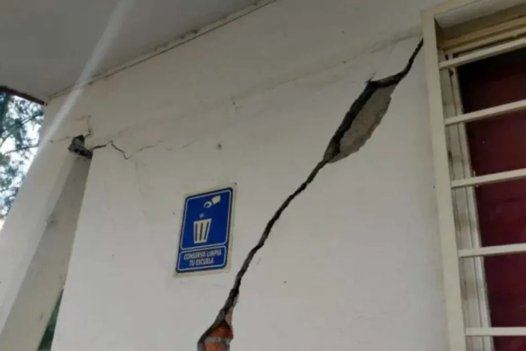 En Morelia, decenas de niños de primaria toman clases a la intemperie porque su escuela quedó dañada tras un sismo; padres denuncian riesgos, el frío y la falta de respuesta oficial 2