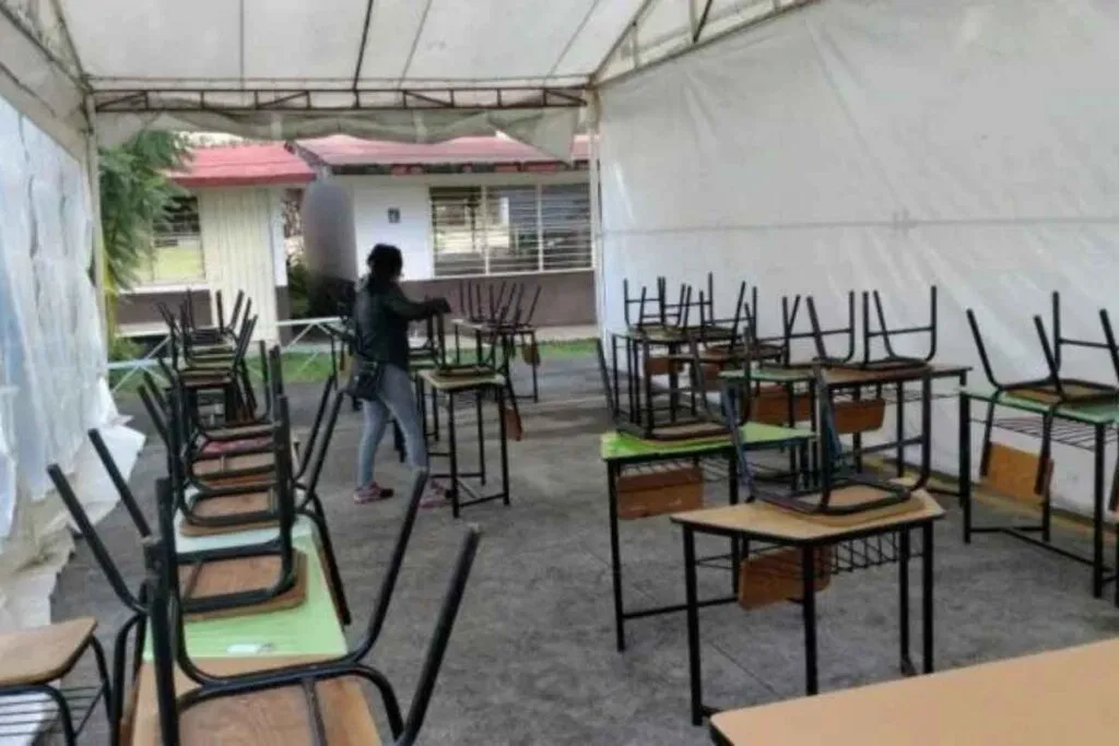 En Morelia, decenas de niños de primaria toman clases a la intemperie porque su escuela quedó dañada tras un sismo; padres denuncian riesgos, el frío y la falta de respuesta oficial 3