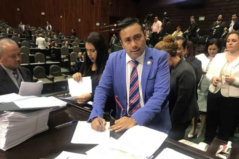 Omar Bernardino y el PRI buscan eliminar financiamiento a partidos políticos y diputados plurinominales, destinando el ahorro a damnificados por desastres en México