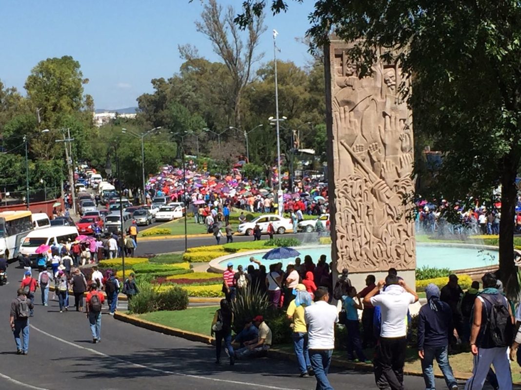 CNTE realiza marcha para exigir pagos