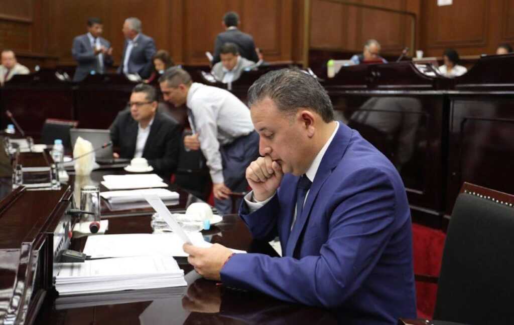 El Alcalde de Morelia Alfonso Martínez Alcázar, falseó cifras de obras hechas en la capital de 2017, aseguró el coordinador del Grupo Parlamentario del Partido Acción Nacional (PAN), Carlos Quintana Martínez