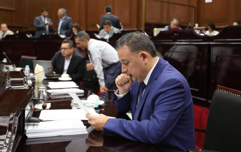 El Alcalde de Morelia Alfonso Martínez Alcázar, falseó cifras de obras hechas en la capital de 2017, aseguró el coordinador del Grupo Parlamentario del Partido Acción Nacional (PAN), Carlos Quintana Martínez