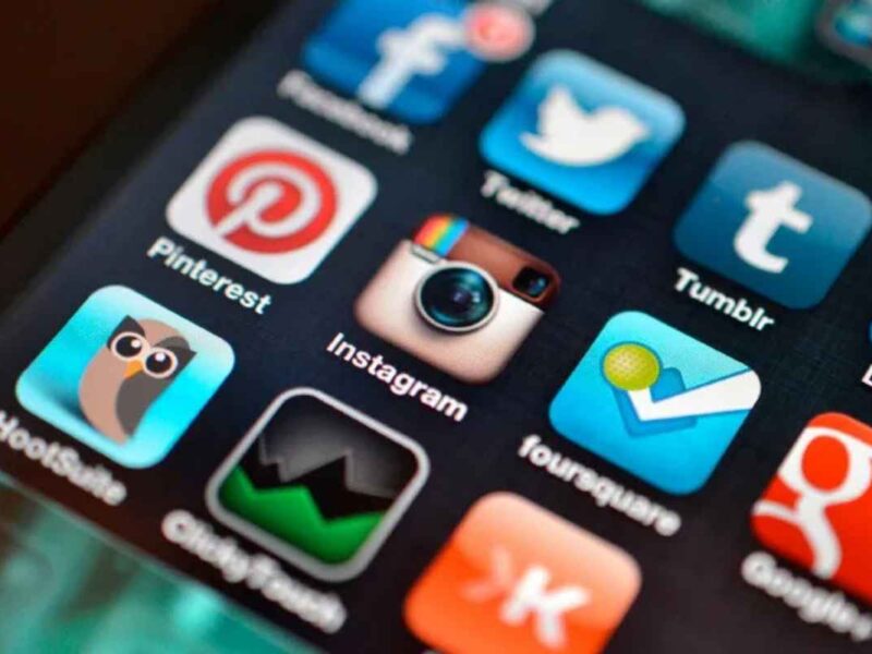 EU inicia vigilancia de redes sociales de inmigrantes desde este mes, afectando a residentes y ciudadanos latinos según nueva política migratoria