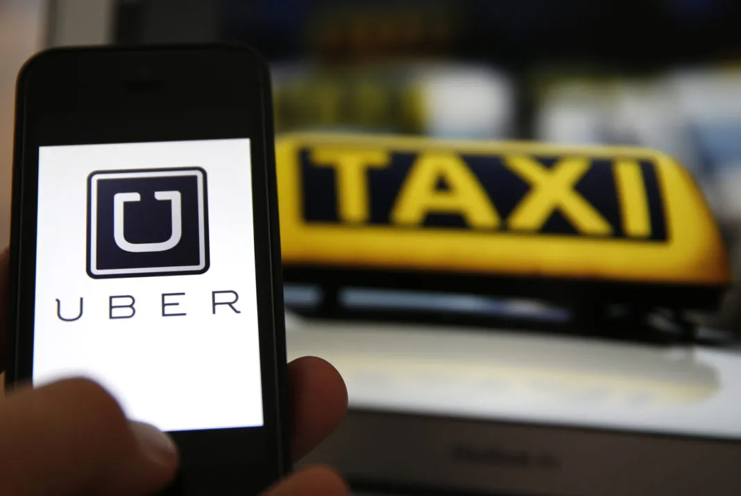 Exige Uber a autoridades dejar de solapar taxistas