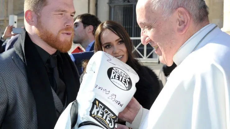 Canelo le da un regalo al Papa