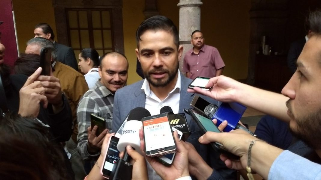 El diputado señaló que son 11 mil los trabajadores del sector salud en Michoacán, de los cuales la totalidad ya podría estar en las nóminas de la federación