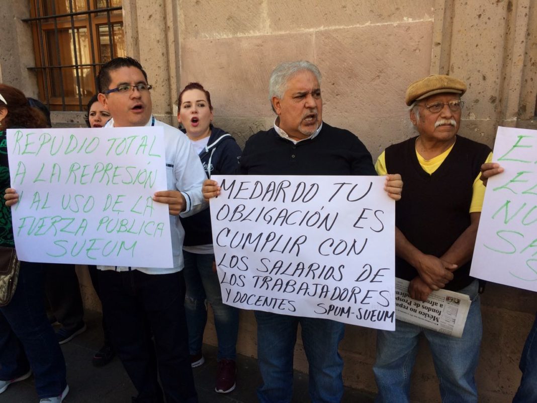 El SUEUM montó una valla humana sobre la Avenida Madero a manera de protesta por la represión de la que dijeron ser víctimas