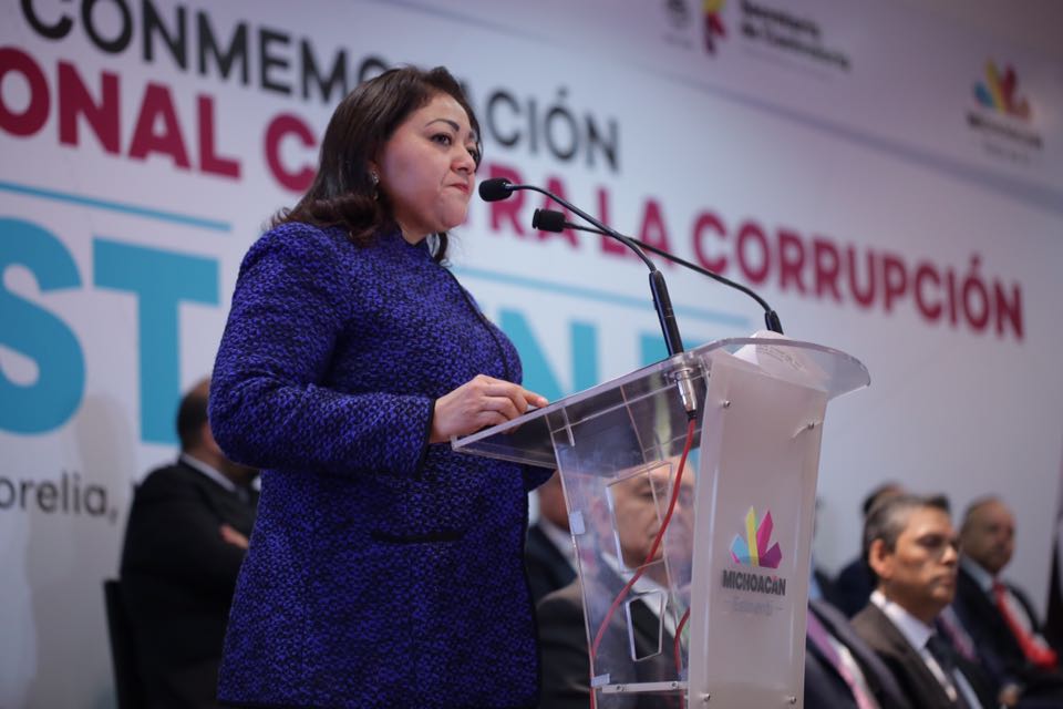 Silvia Esquivel expone sobre la corrupción
