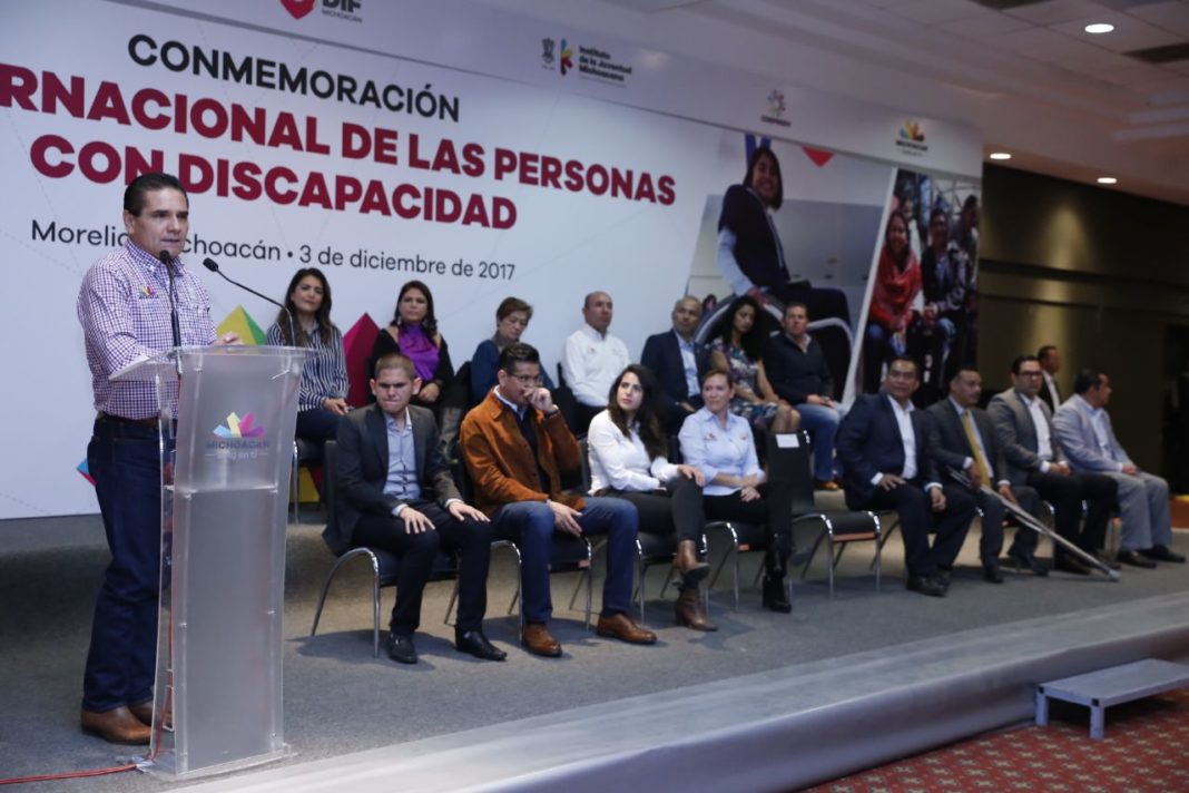 Reconocen a personas con discapacidad