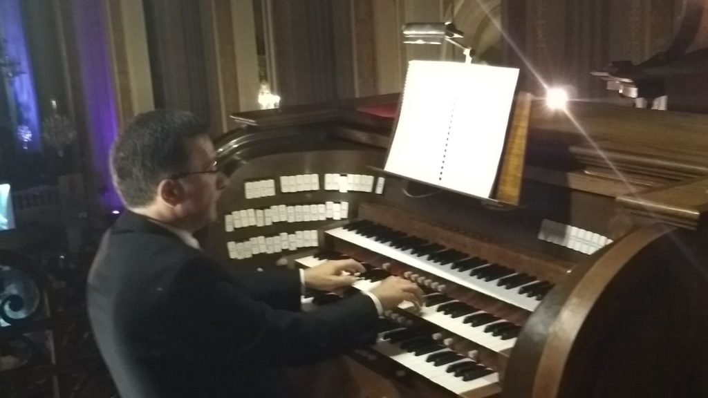 Mauricio Mancino en el órgano de catedral 