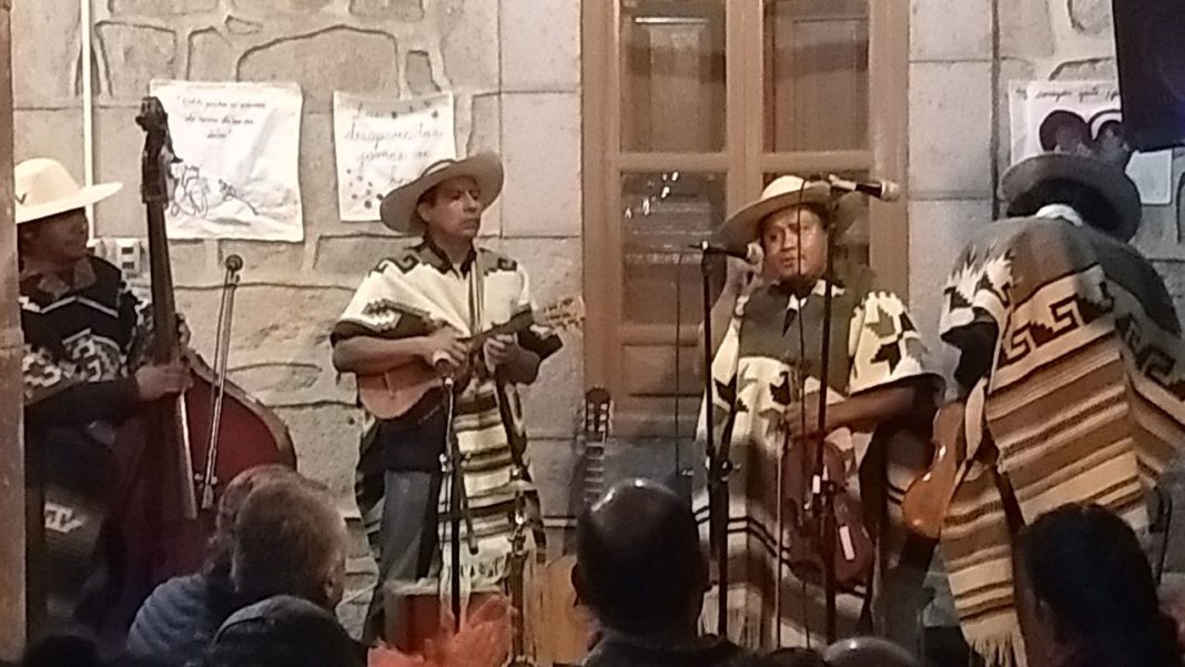 León Chávez le canta a los conflictos sociales