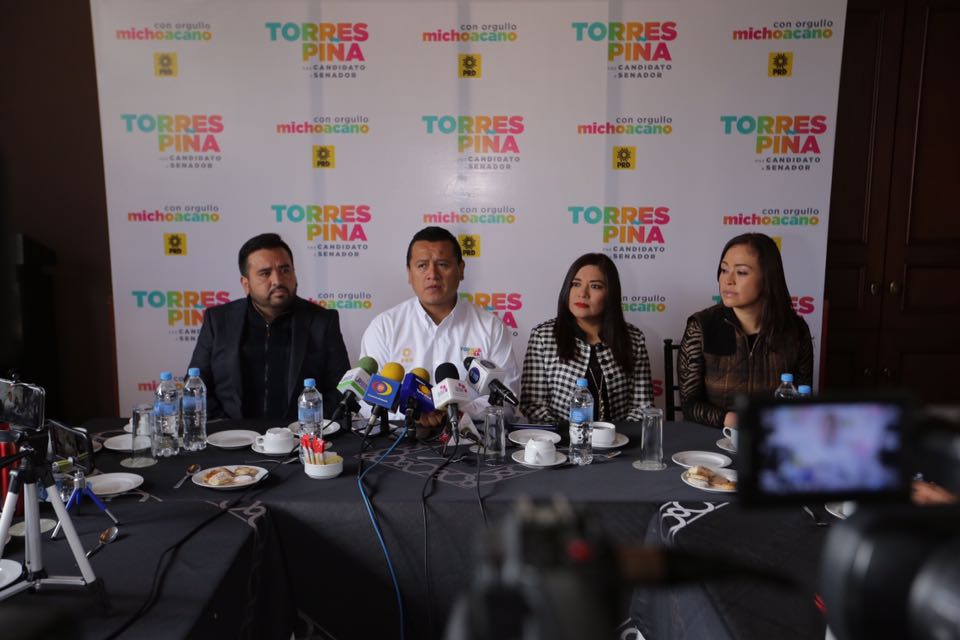 Torres Piña presenta equipo de su precampaña