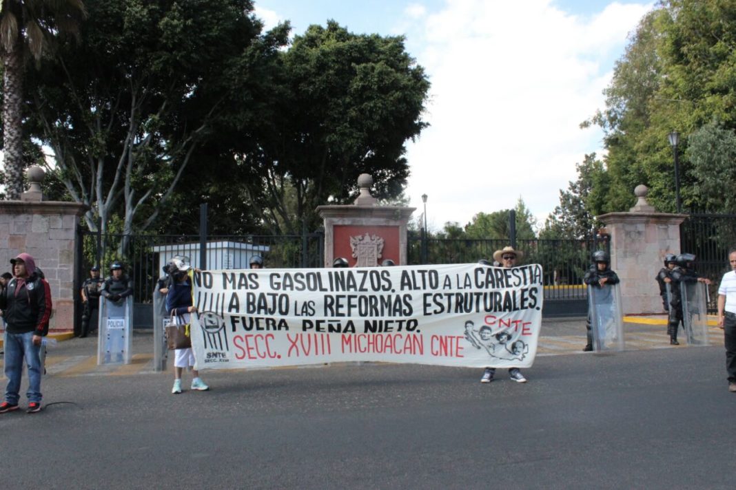 La CNTE se manifiesta frente a Casa de Gobierno