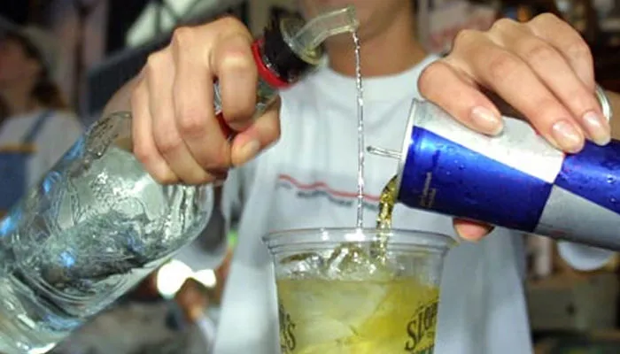 La SSM recomienda evitar las bebidas energizantes con alcohol
