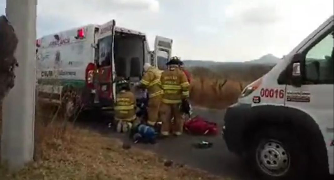 Volcadura deja policías heridos y uno fallecido