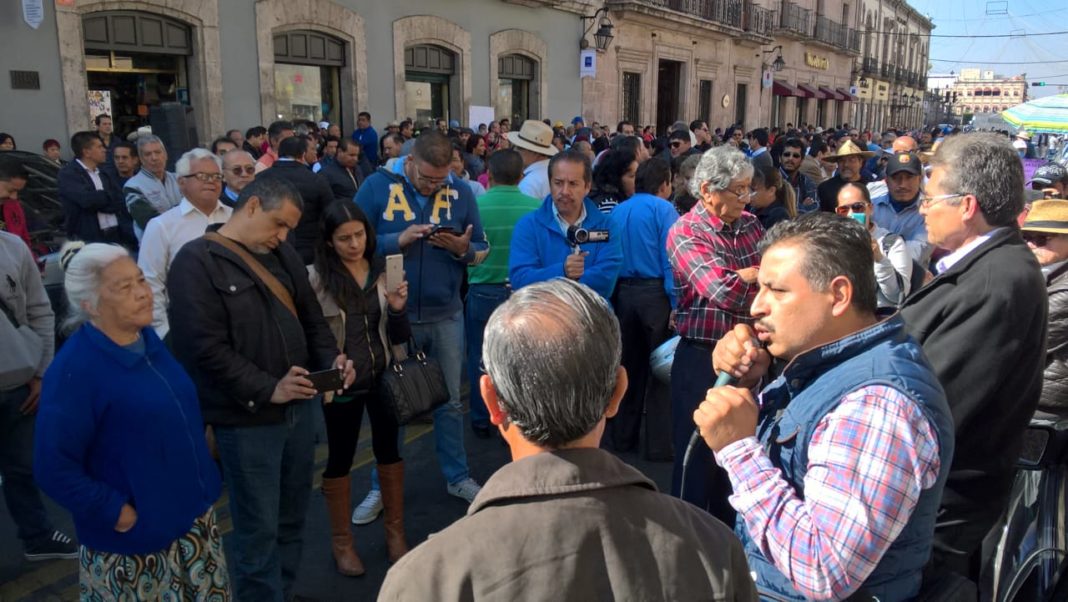 La CNTE y el Spum se manifestaron fuera del Congreso Local