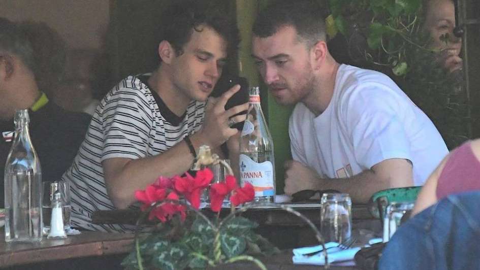 Sam Smith y Brandon Flynn cada día más enamorados