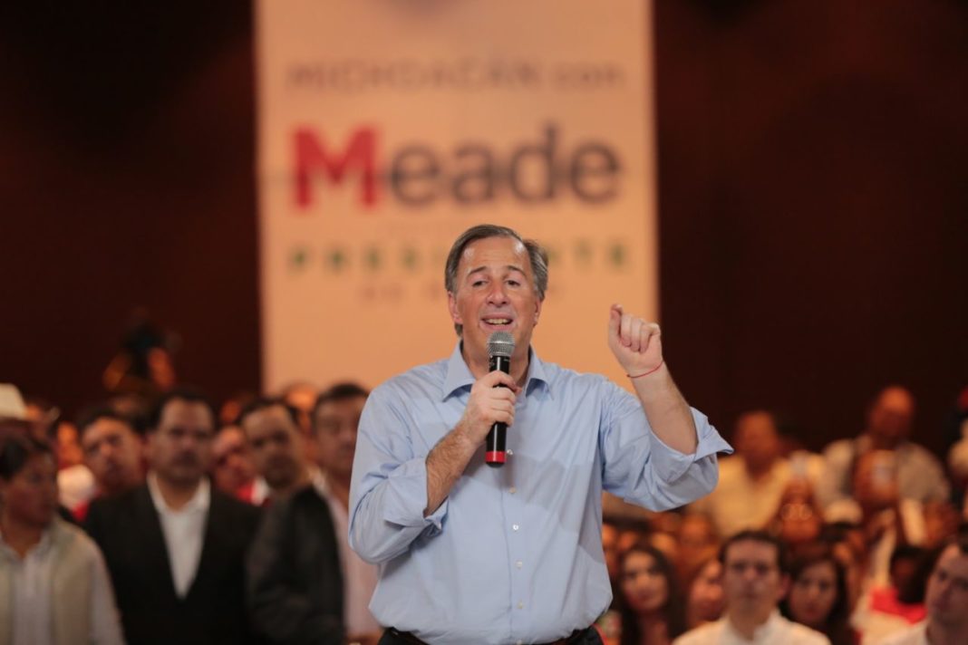 Presenta Meade a su equipo de campaña