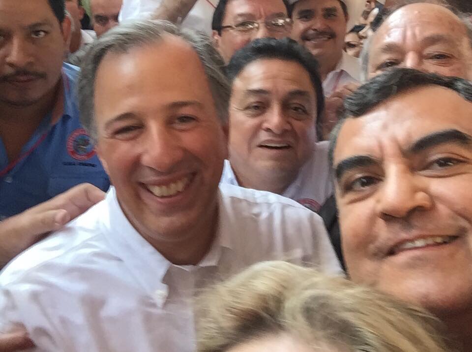 Constantino Ortiz, junto a Meade en evento priísta