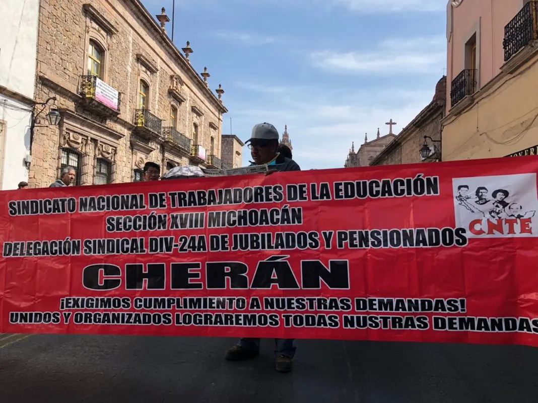 Docentes del CNTE y SNTE se unieron en manifestación