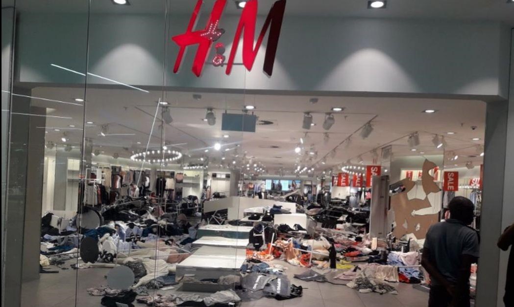 Destruyen tiendas de H&M
