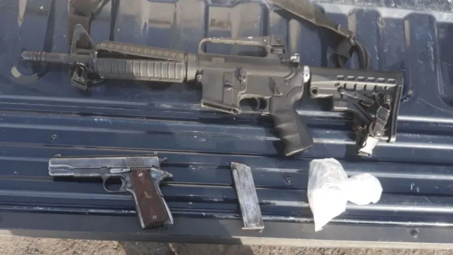 Asegura Policía Michoacán armas, droga y vehículo